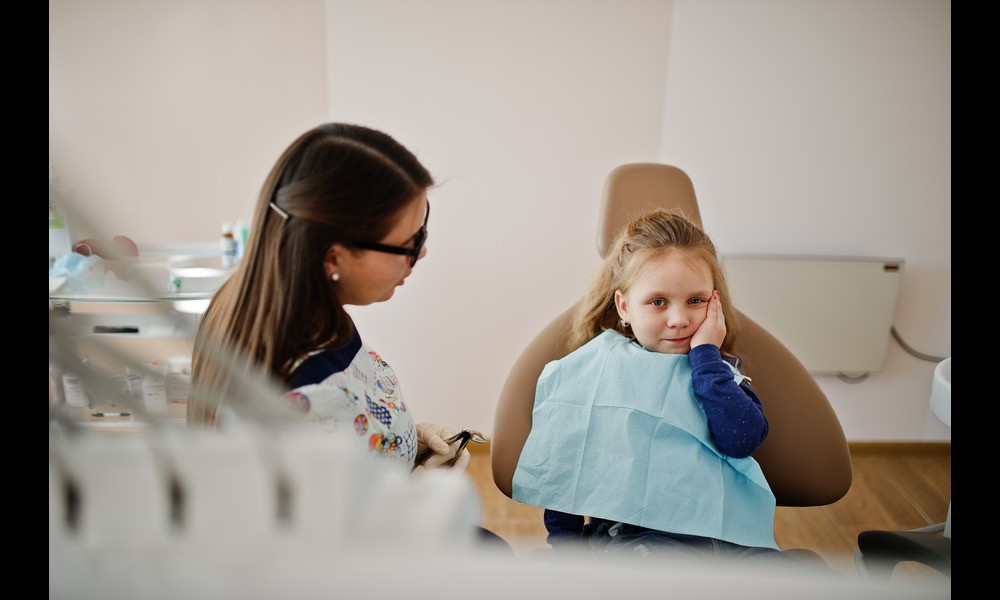 A little girl felt nervous during a visit to the children's dentist.