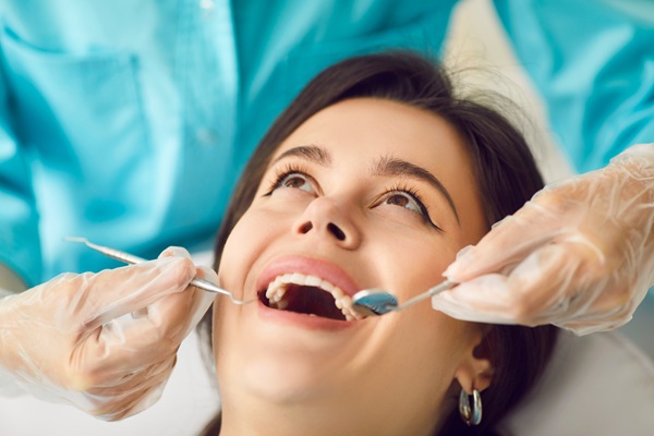 Dental cleaning signs like bleeding gums and tartar
